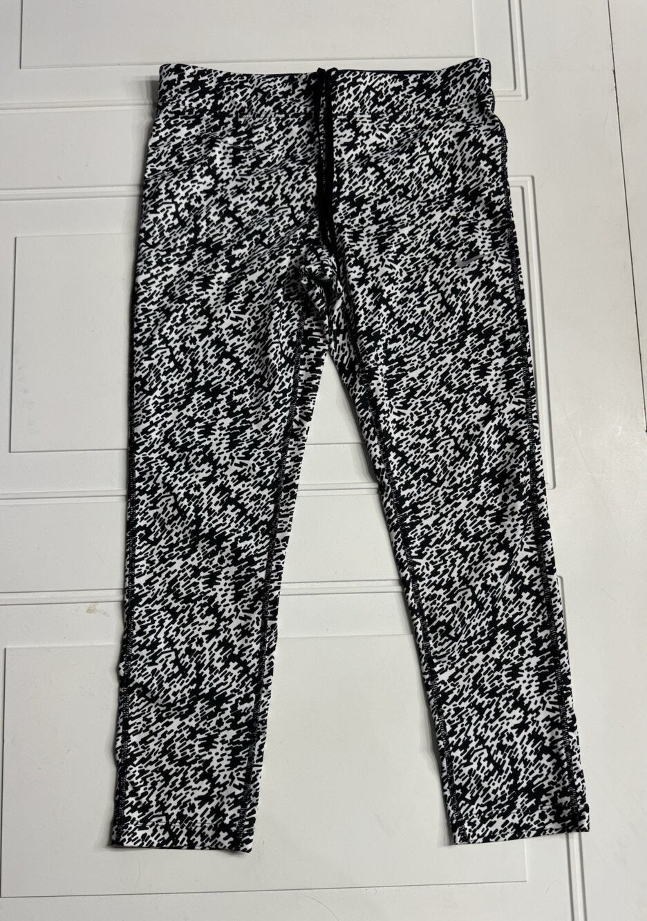 Nike Dri Fit Womens Sz S Pronto Essential Crop Running Leggings Black White
